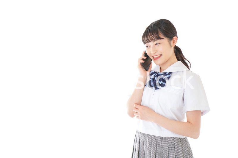 スマートフォンを使う若い女子学生