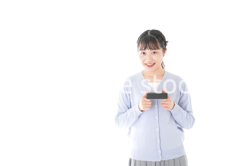 プレゼントを渡す若い女性