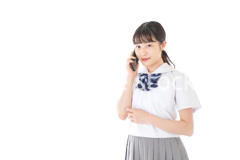 スマートフォンを使う若い女子学生