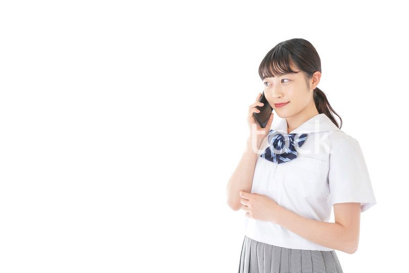 スマートフォンを使う若い女子学生