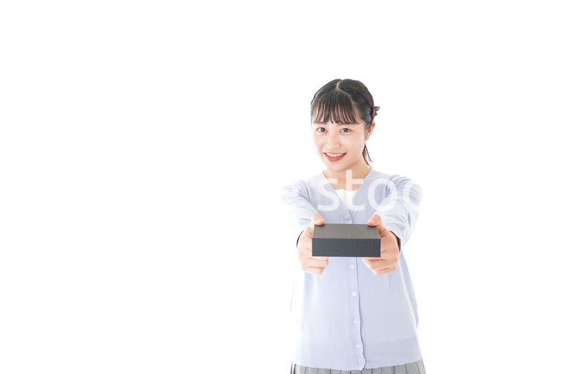 プレゼントを渡す若い女性