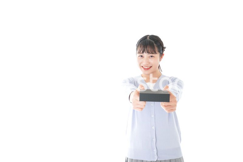 プレゼントを渡す若い女性