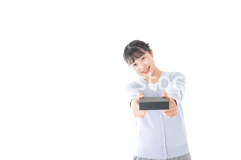プレゼントを渡す若い女性
