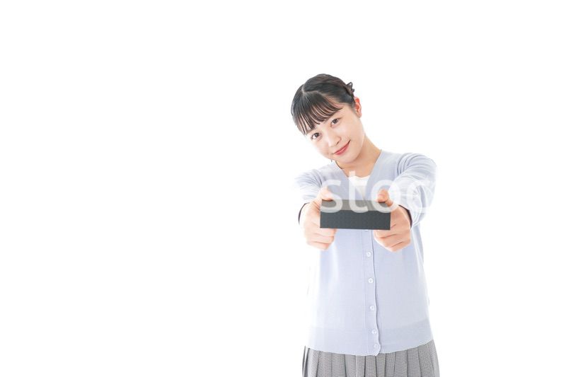 プレゼントを渡す若い女性