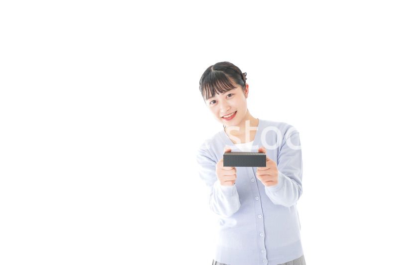 プレゼントを渡す若い女性