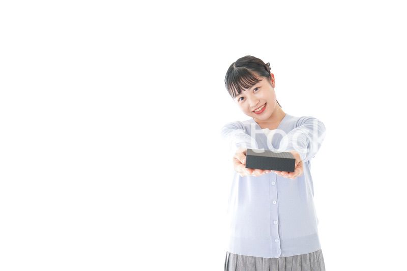 プレゼントを渡す若い女性
