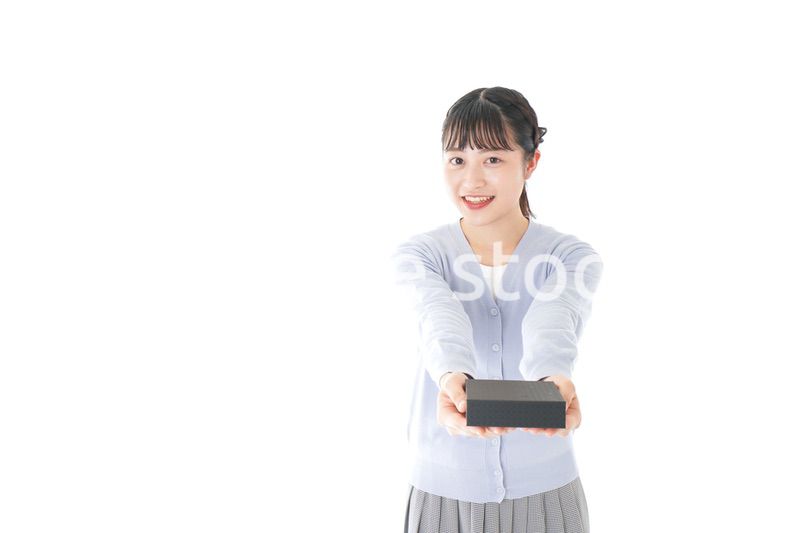 プレゼントを渡す若い女性