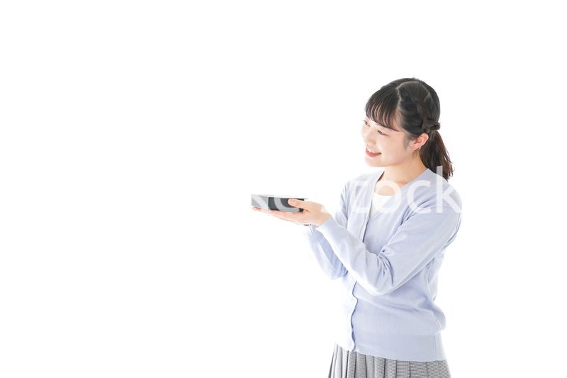 プレゼントを渡す若い女性