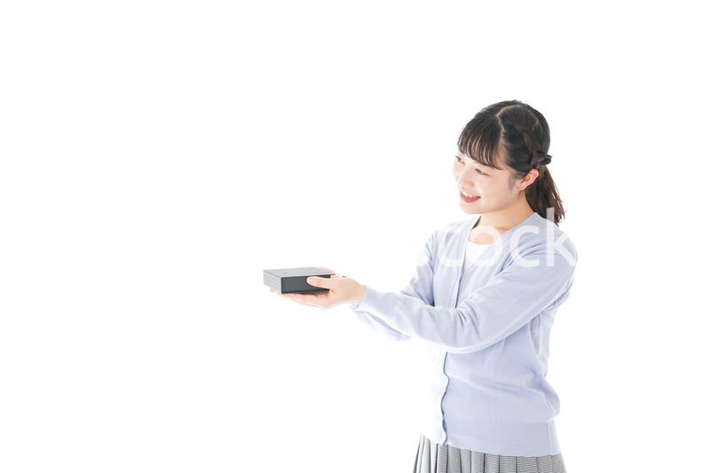 プレゼントを渡す若い女性