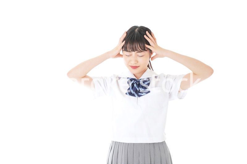 考え事をする学生