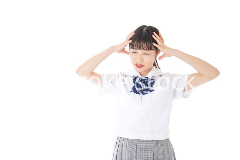 考え事をする学生