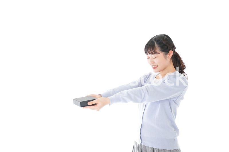 プレゼントを渡す若い女性