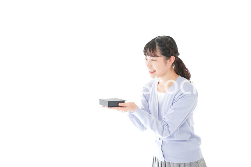 プレゼントを渡す若い女性