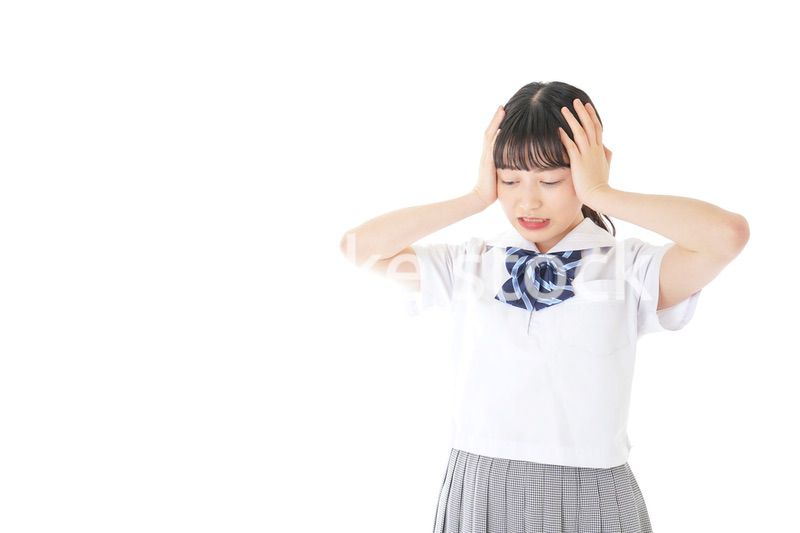 考え事をする学生