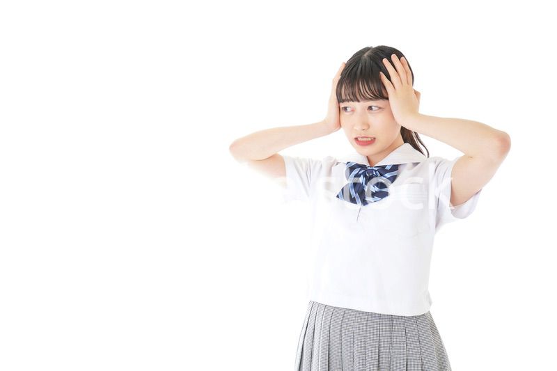 考え事をする学生