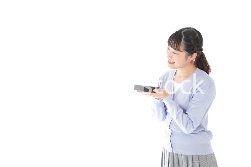 プレゼントを渡す若い女性