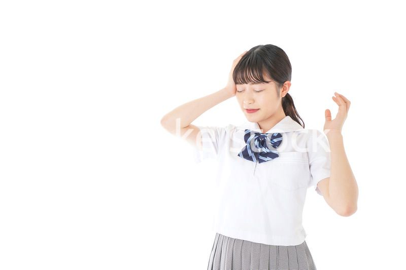 考え事をする学生