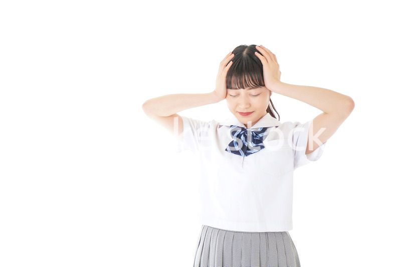 考え事をする学生