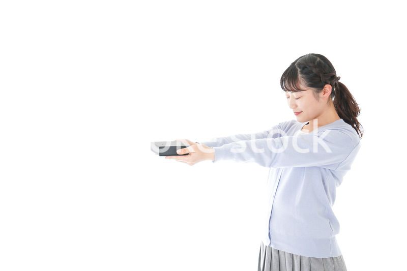 プレゼントを渡す若い女性