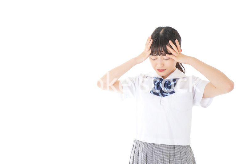 考え事をする学生