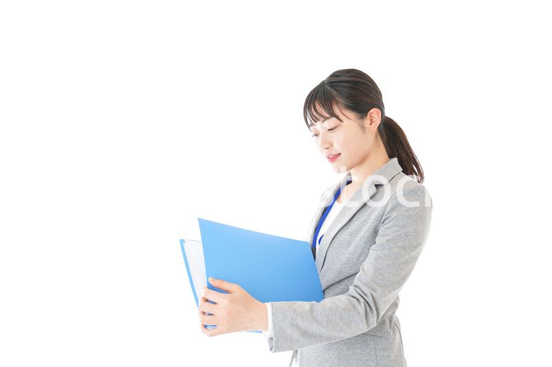 書類を持つビジネスウーマン