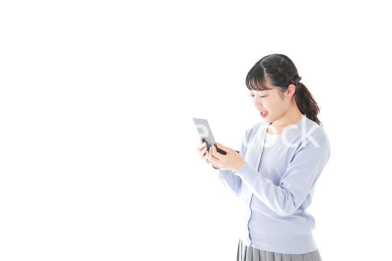 プレゼントを渡す若い女性