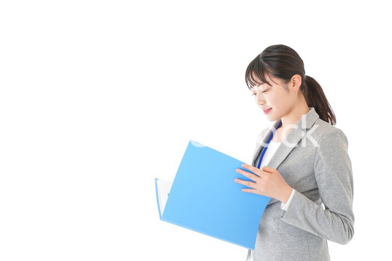 書類を持つビジネスウーマン