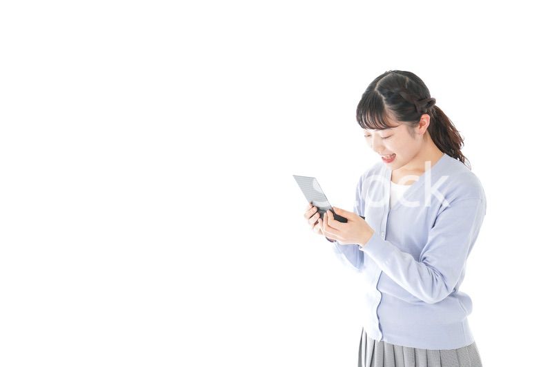 プレゼントを渡す若い女性