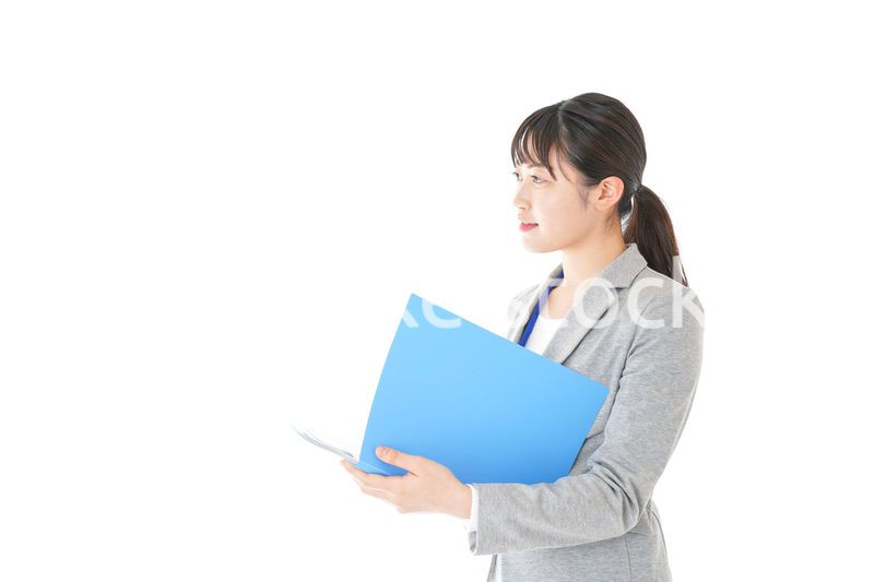 書類を持つビジネスウーマン