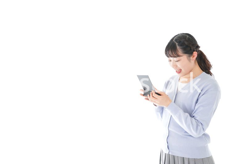 プレゼントを渡す若い女性