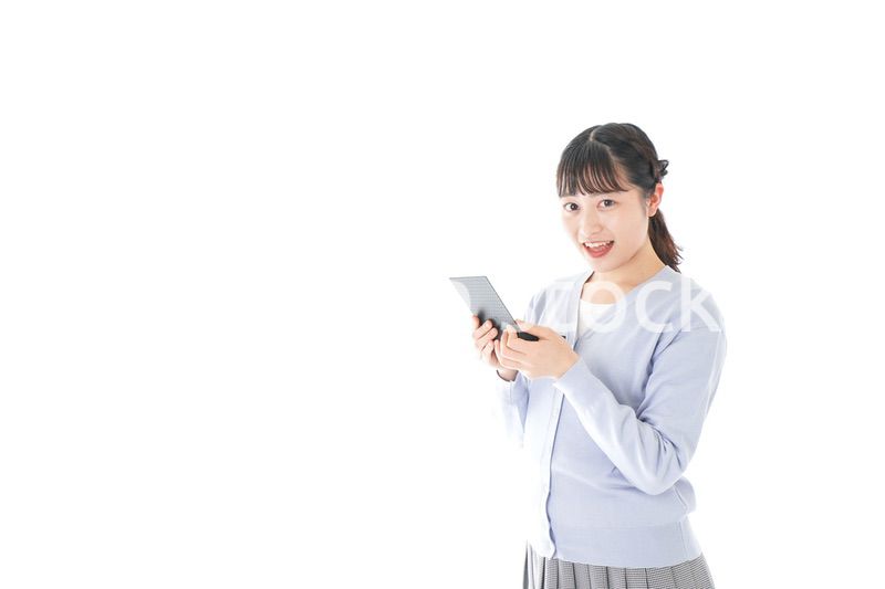 プレゼントを渡す若い女性