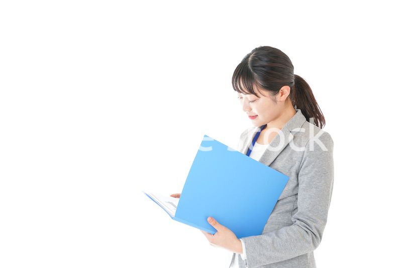 書類を持つビジネスウーマン