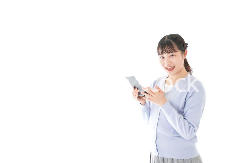 プレゼントを渡す若い女性