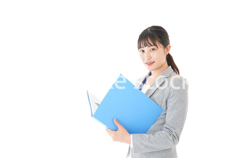 書類を持つビジネスウーマン