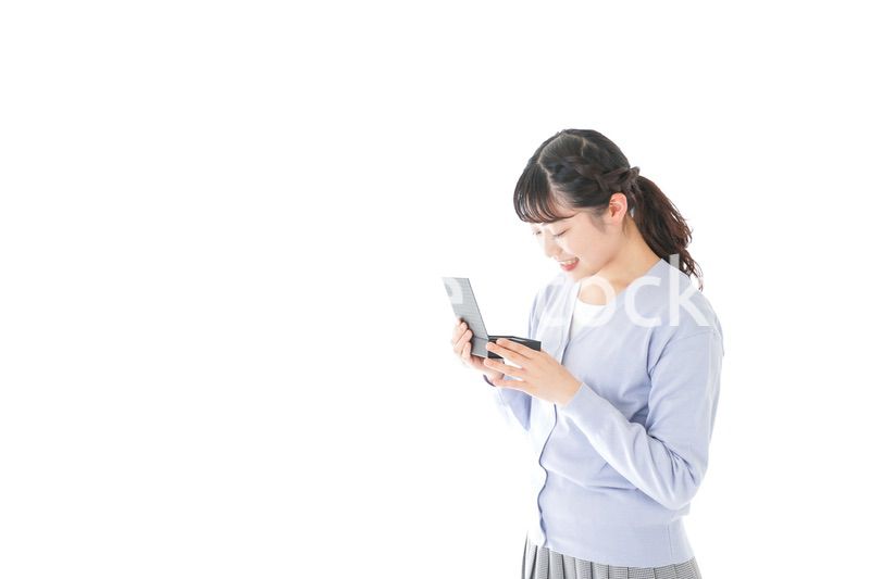 プレゼントを渡す若い女性