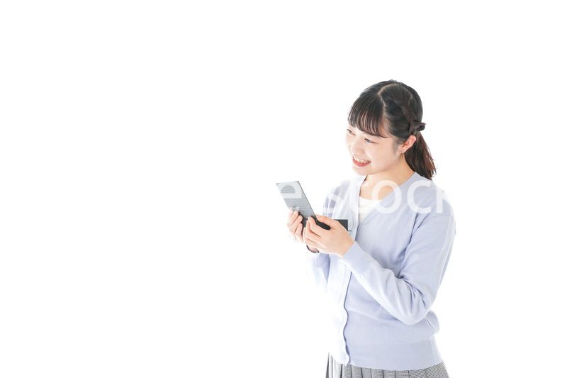 プレゼントを渡す若い女性