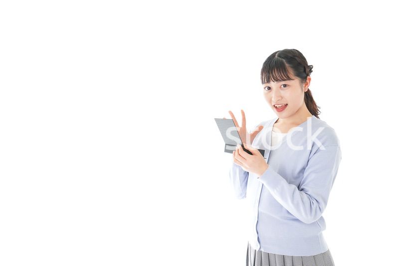 プレゼントを渡す若い女性