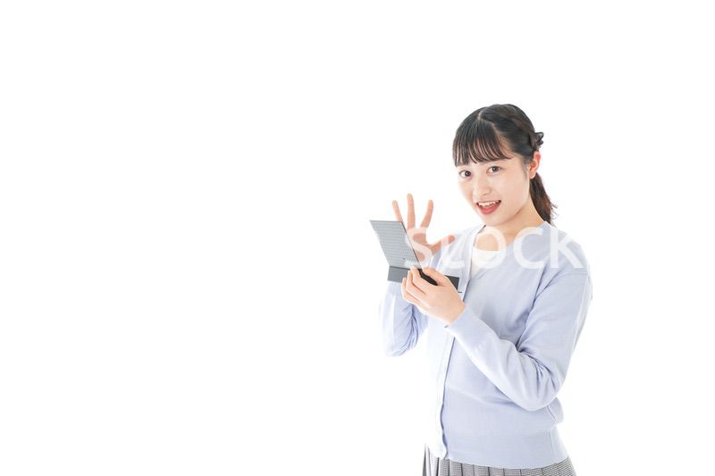 プレゼントを渡す若い女性