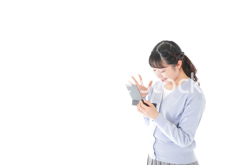 プレゼントを渡す若い女性