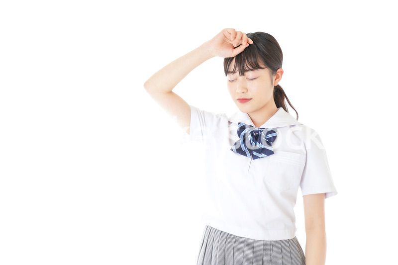 頭痛に苦しむ若い女子学生