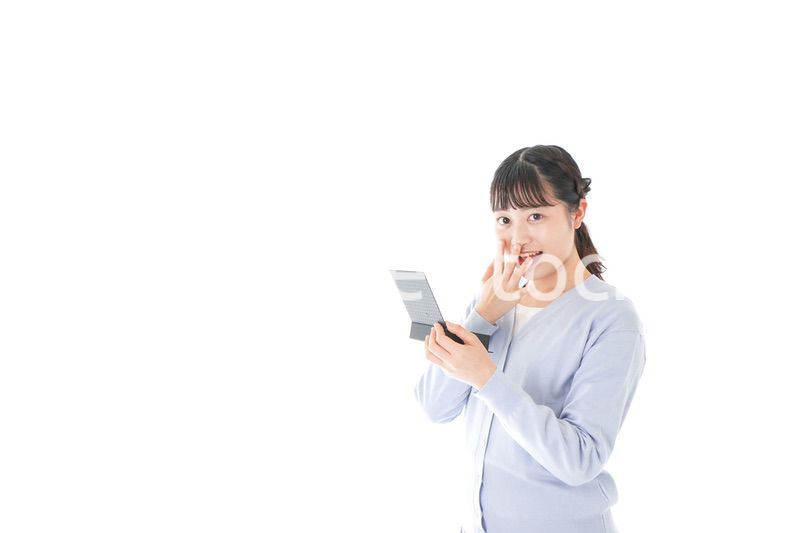 プレゼントを渡す若い女性