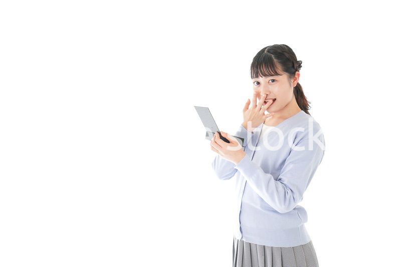 プレゼントを渡す若い女性