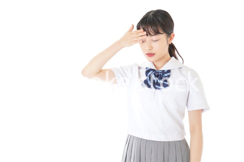 頭痛に苦しむ若い女子学生