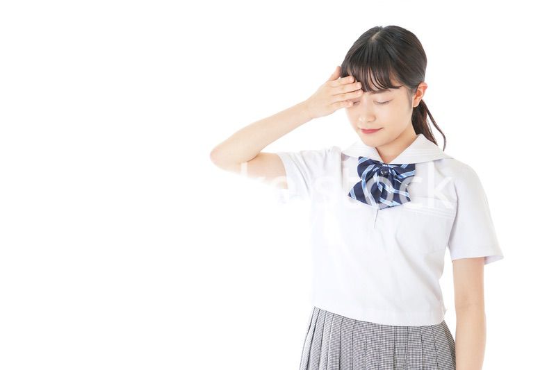 頭痛に苦しむ若い女子学生