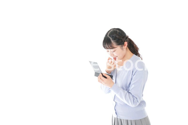 プレゼントを渡す若い女性