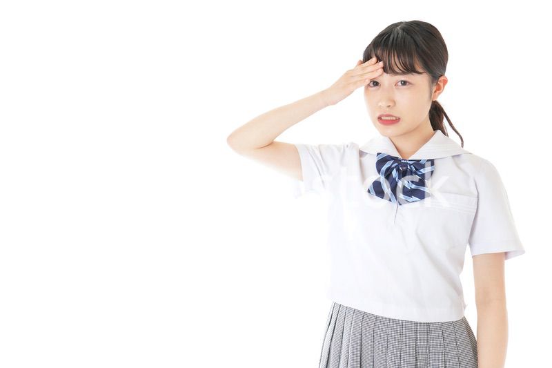 頭痛に苦しむ若い女子学生