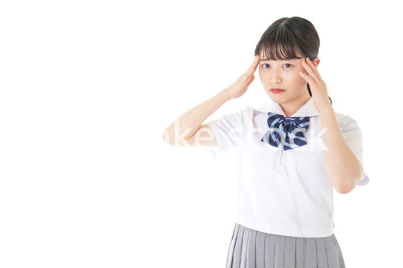 頭痛に苦しむ若い女子学生