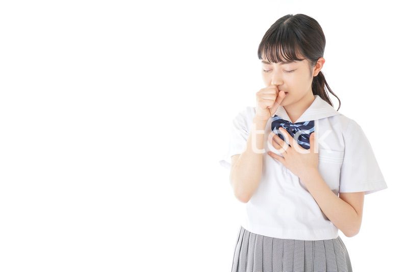 咳をする若い女子学生