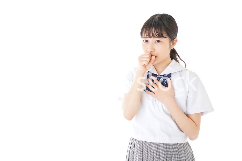 咳をする若い女子学生
