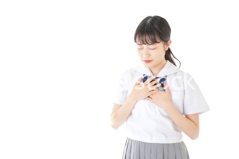 咳をする若い女子学生